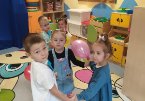 Taniec dzieci z balonami